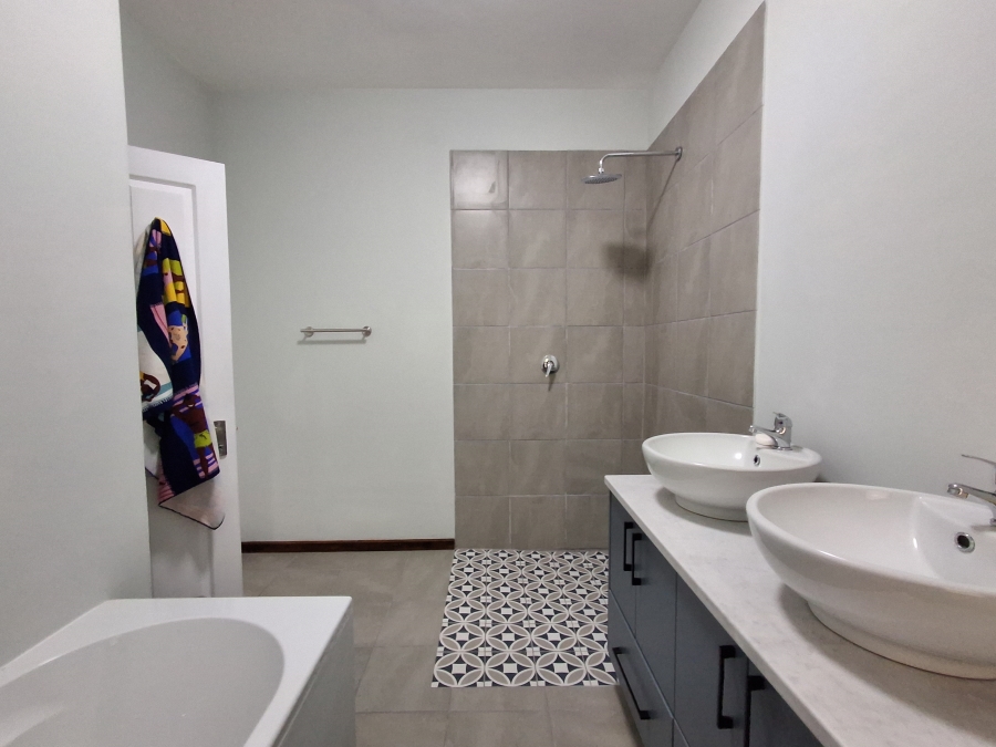 5 Bedroom Property for Sale in Stilbaai Oos Western Cape